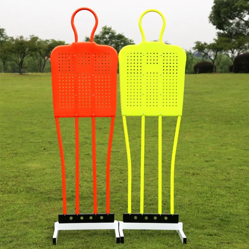 Ĉefaj Trajtoj kaj Uzoj de Metal-Baza Futbala Muro